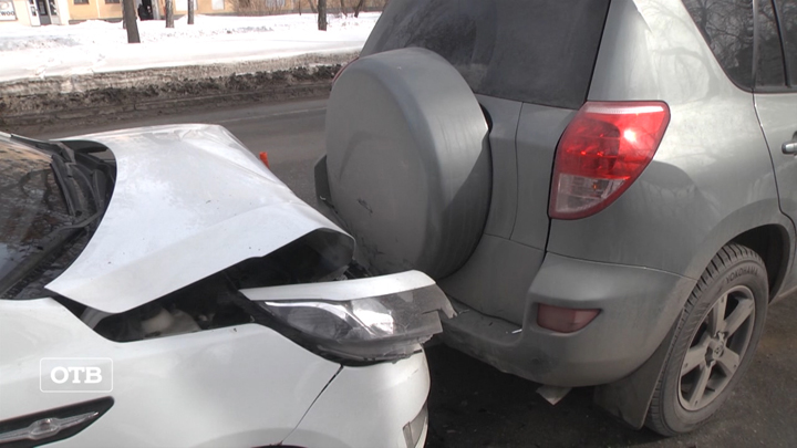 Два человека пострадали в тройном ДТП на юго-западе Екатеринбурга