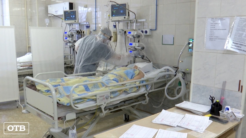 «Красная зона» Свердловского госпиталя ВОВ ежедневно принимает больше 100 больных COVID-19