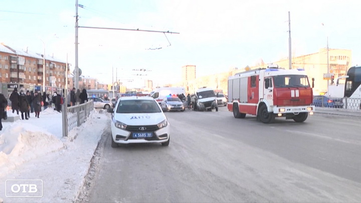 В Екатеринбурге 4 человека пострадали в ДТП с 5 автомобилями