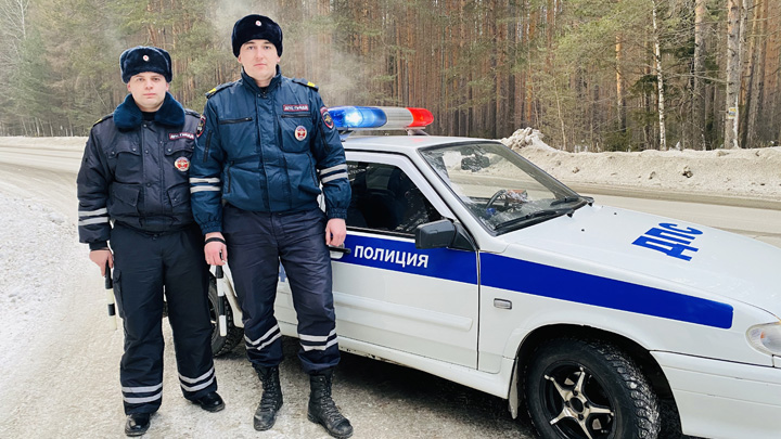 Экипаж ДПС из Краснотурьинска помог семье, съехавшей на трассе в кювет