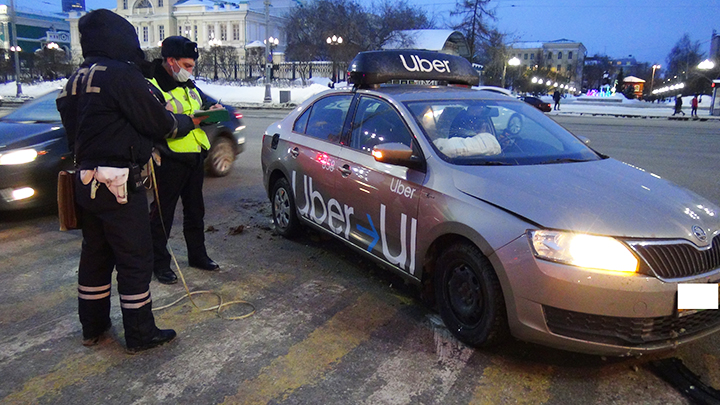 В Екатеринбурге 17-летняя девушка пострадала в ДТП с такси