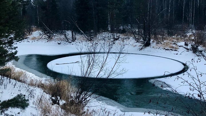 Ледяной круг: в Свердловской области рыбаки засняли редкое природное явление 