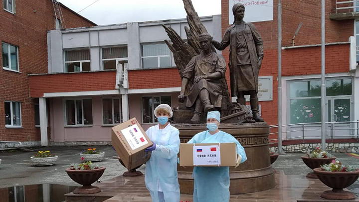 Китайская провинция Хэйлунцзян передала защитные костюмы для свердловских врачей