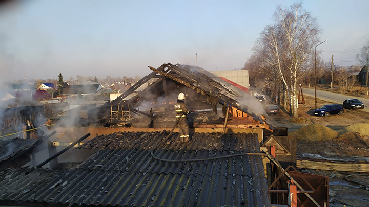 В Невьянске пожар оставил без крыш два жилых дома