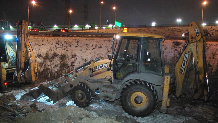 В Екатеринбурге трактор пробил газовую трубу на Металлургов