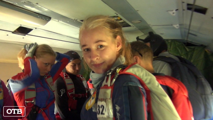 Екатеринбургская школьница совершила 700 прыжков с парашютом