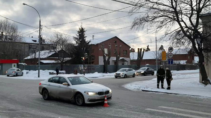 В Екатеринбурге женщина заснула за рулём БМВ и сбила двух пешеходов