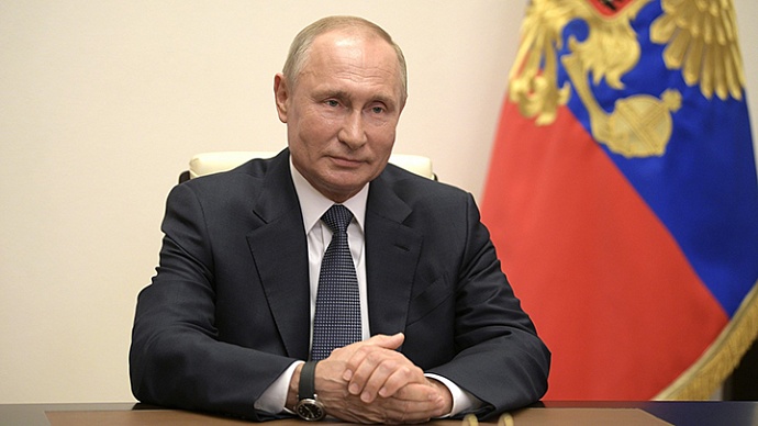 Владимир Путин поздравил губернатора Евгения Куйвашева и всех уральцев с Днём России 