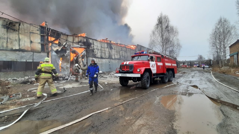 В Первоуральске продолжается ликвидация крупного пожара в промышленном ангаре