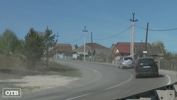 Забор частного дома в Ревде регулярно сносят вылетающие с дороги автомобили