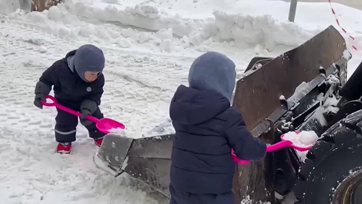 Тройняшки из Серова помогли коммунальщикам с уборкой снега