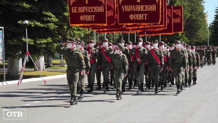 В Екатеринбурге военные провели репетицию парада в защитных масках
