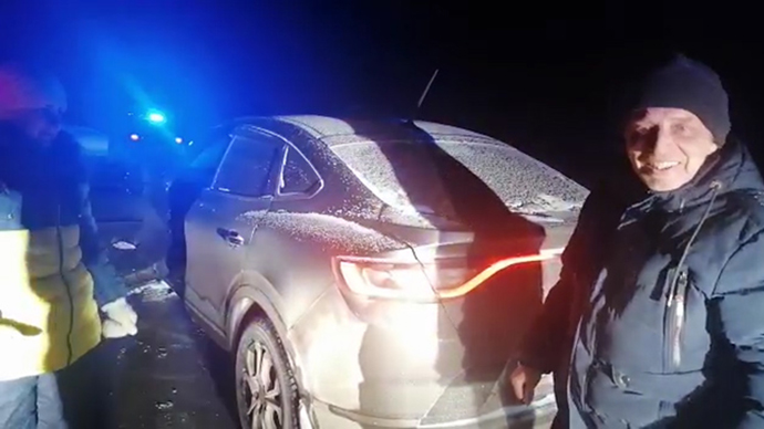 Ирбитские полицейские вытащили машину, застрявшую в кювете