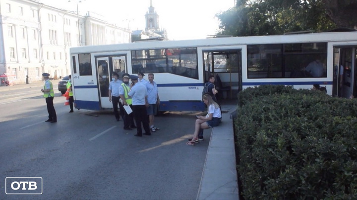 В Екатеринбурге устанавливают причины «странного» ДТП с автобусом