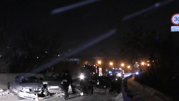 На мосту в Каменске-Уральском водитель погиб в тройном ДТП