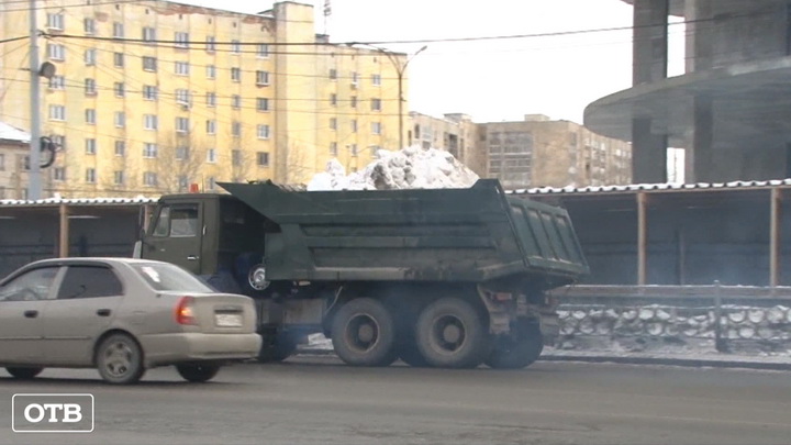 Итоги недели: борьба с грязью на улицах Екатеринбурга