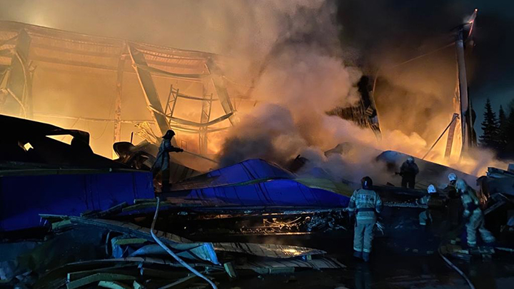 Крупный пожар на складе в Екатеринбурге удалось ликвидировать