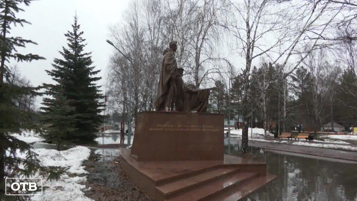 Вандалы осквернили памятники героям в Каменске-Уральском