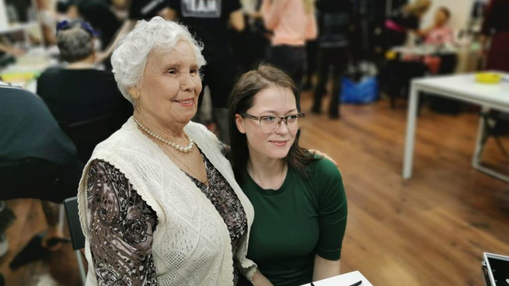Свердловские волонтёры организовали «Салон красоты для бабушки»
