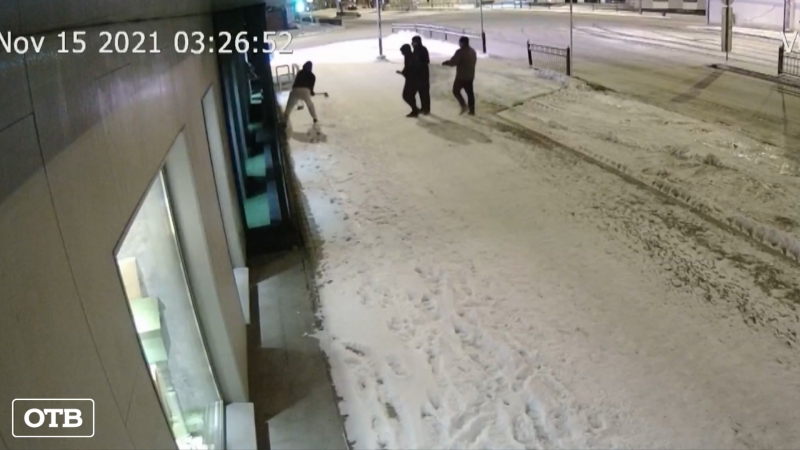 Неизвестные с топорами пытались ограбить магазины техники в Екатеринбурге