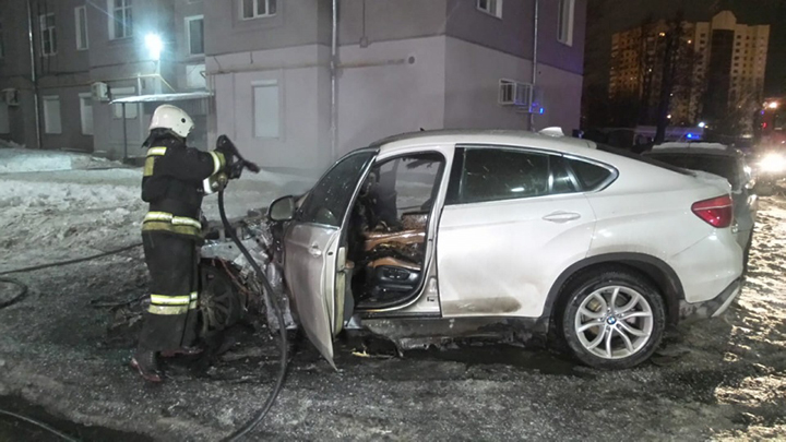 BMW X6 сгорел возле банного комплекса в Екатеринбурге