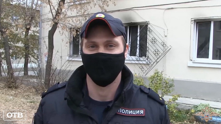 В Екатеринбурге трое сотрудников ППС спасли людей из горящего дома