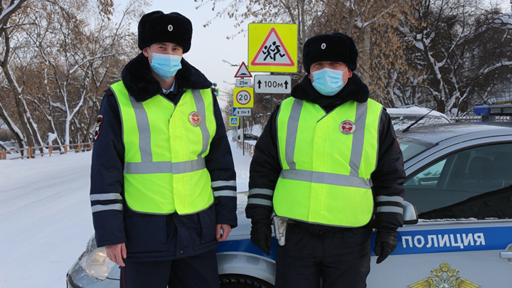 Свердловские полицейские спасли из снежного плена женщину и её ребёнка