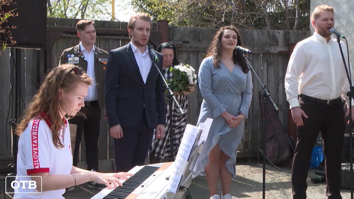 Волонтёры исполнили военные песни для ветерана из Горного Щита
