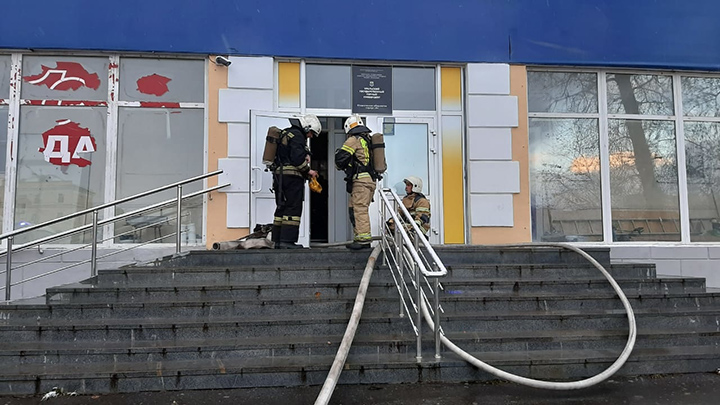 В Екатеринбурге из-за пожара в общежитии эвакуировали 300 человек