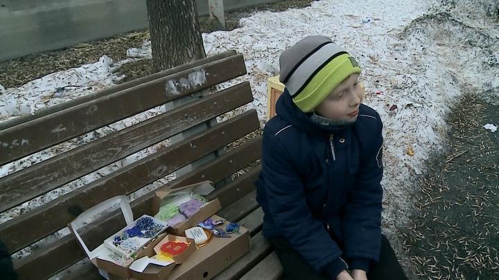 Школьник из Екатеринбурга продает мыло и брошки, чтобы помочь беженцам