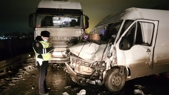 На Челябинском тракте водитель «Фиата» попал в лобовое ДТП