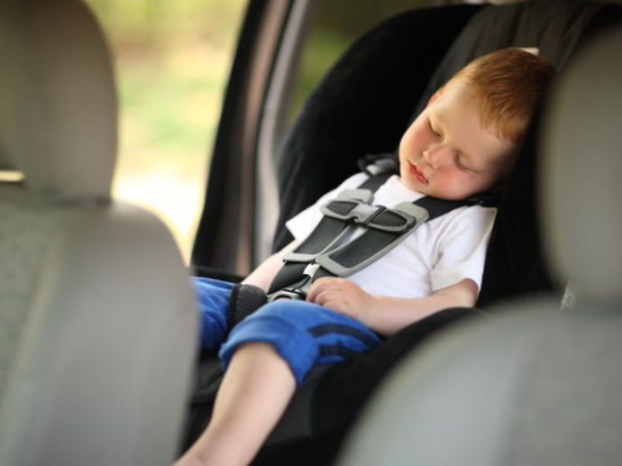 Водителей будут лишать прав за оставленного в машине ребёнка