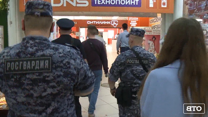 Полиция Екатеринбурга проверила торговые центры на соблюдение масочного режима