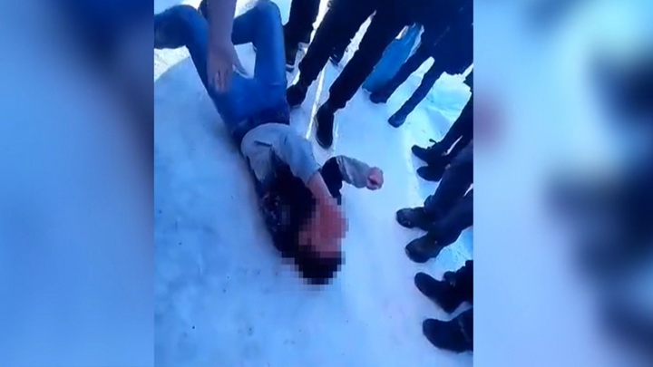 В Ивделе подростки сняли на видео жестокое избиение пятиклассника