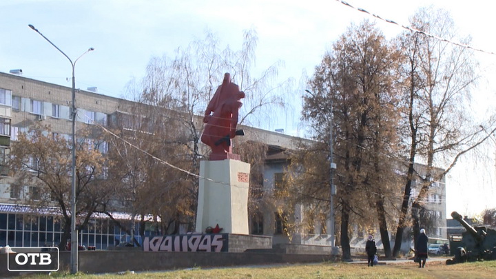 Укатали монумент: на Урале 12-летние школьники превратили парк Победы в скейт-площадку