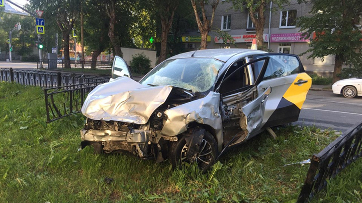 В Екатеринбурге такси снесло забор после ДТП с грузовиком