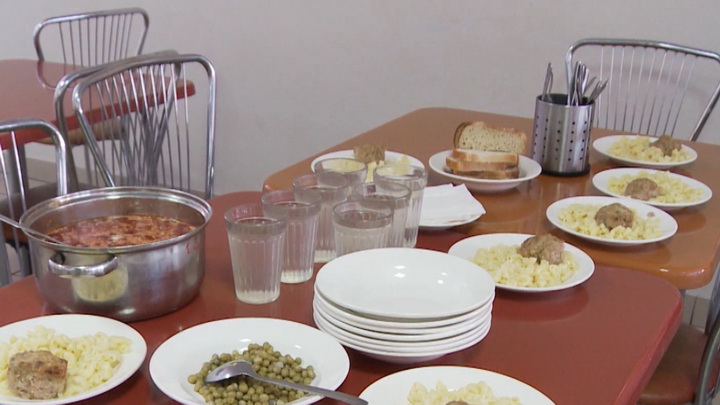 Власти: свердловские школьники обеспечены горячим питанием на 95 %