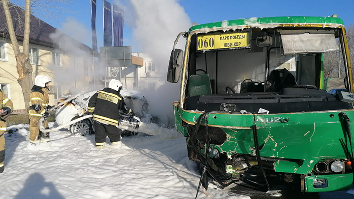 В Екатеринбурге маршрутный автобус и такси загорелись после ДТП