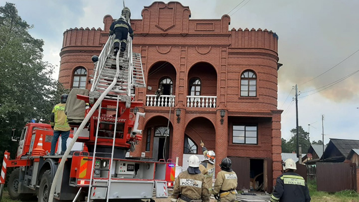 Крупный пожар в Екатеринбурге: горел роскошный особняк на ВИЗе