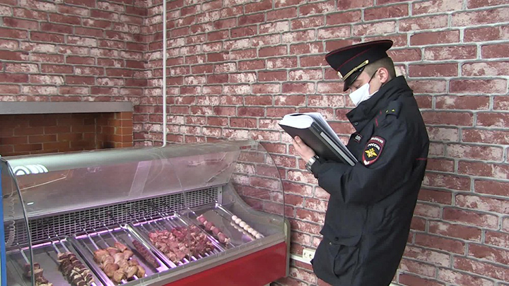 Полиция Екатеринбурга усилила проверку торговых точек из-за COVID-19