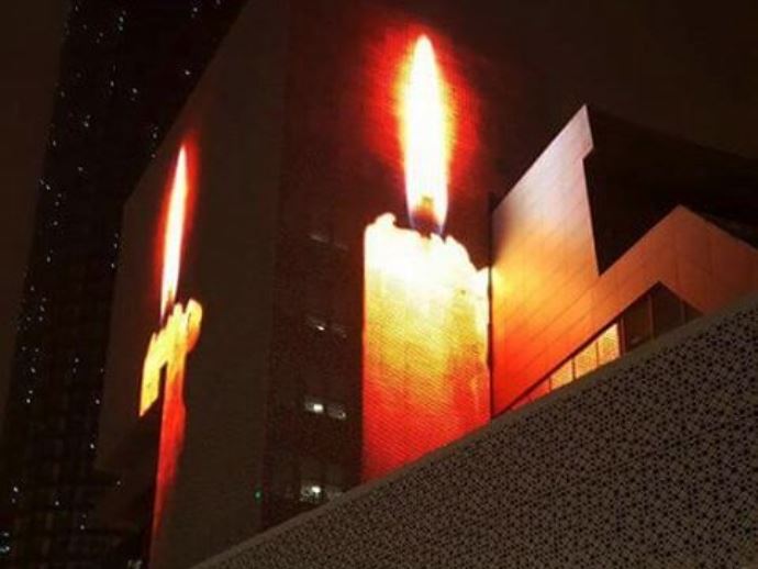 На фасаде «Ельцин Центра» зажглись траурные свечи