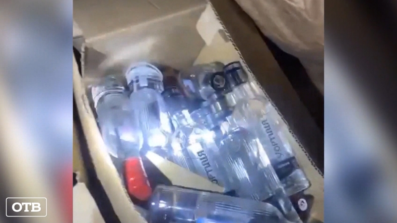 Полицейские изъяли из кафе в Екатеринбурге более 250 бутылок суррогатного алкоголя