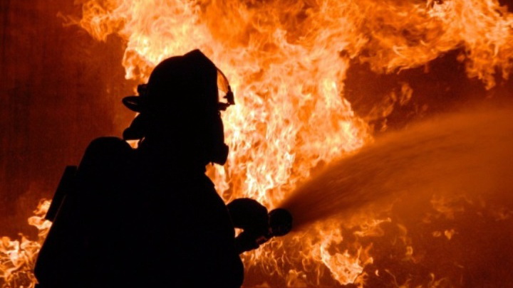 Свердловский пожарный встретился с людьми, которых спас из огня