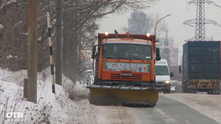 Дорожные службы Екатеринбурга испытали новый жидкий реагент
