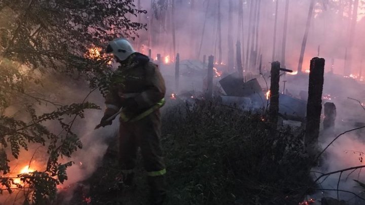 Чудом не сгорели: на Среднем Урале бушевал пожар на площади 2500 квадратных метров