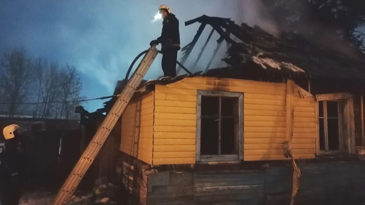 В Екатеринбурге возле аэропорта сгорел жилой дом