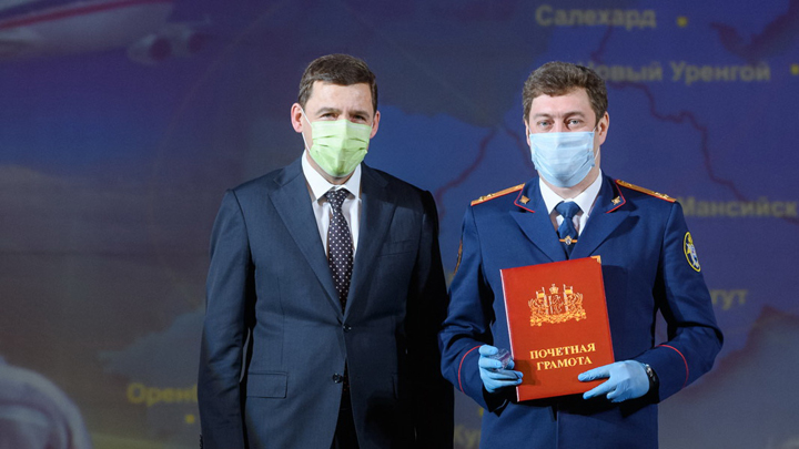 Евгений Куйвашев поздравил сотрудников СКР с 10-летием ведомства