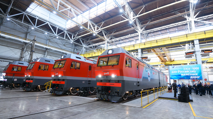 На «Уральских локомотивах» выпущен юбилейный электровоз 2ЭС6