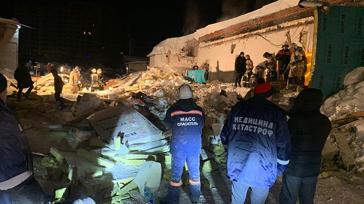В Новосибирске обрушилась крыша кафе, под завалами погибла женщина