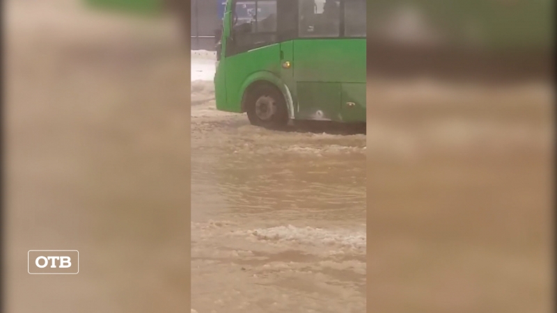 Аварийная пятница: потоп и ДТП с автобусом на Пехотинцев